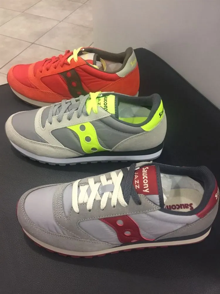Tre sneakers Saucony esposte in negozio