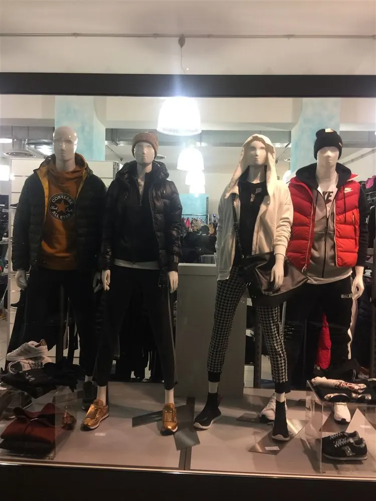 La vetrina di Sportown con quattro manichini